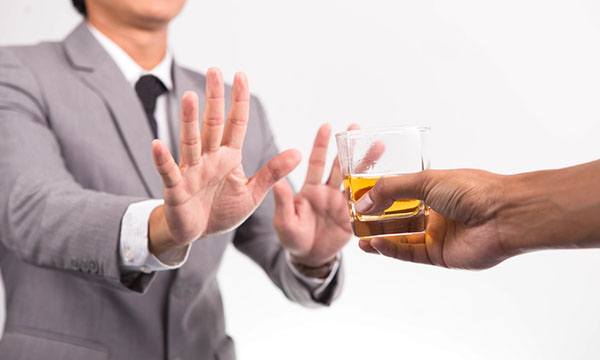 отказывается от выпивки