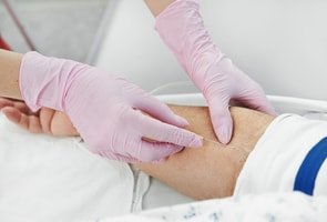 Медсестра клиники Похмельная служба делает инъекцию в руку