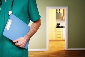 Врач клиники Похмельная служба с папкой в руке