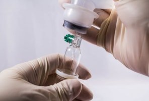 Капельница в руках медсестры клиники Похмельная служба